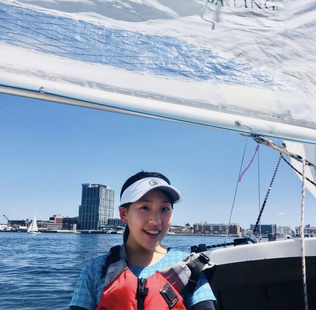 研修中に趣味のヨットをする米田あゆさん（当時大学6年生）